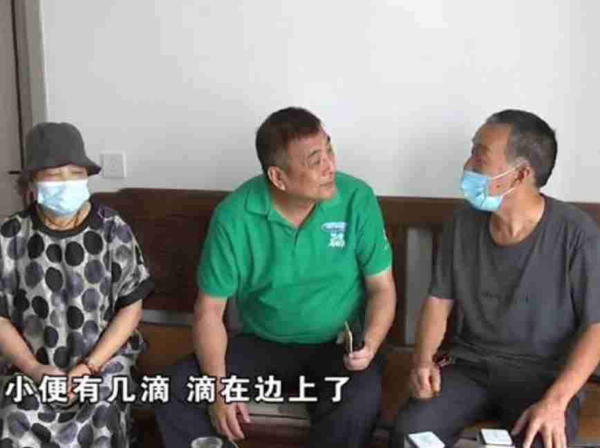 男子上厕所不掀马桶圈妻子跟擦10年崩溃 两人闹离婚