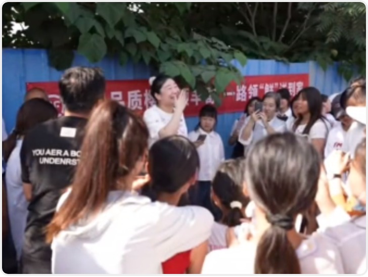 李雨禅与贺娇龙 两种人、两种流量、两种活法！