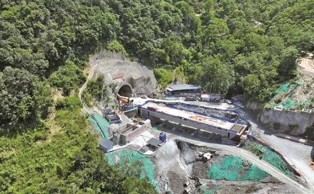 西渝高铁康渝段碾子坪隧道贯通