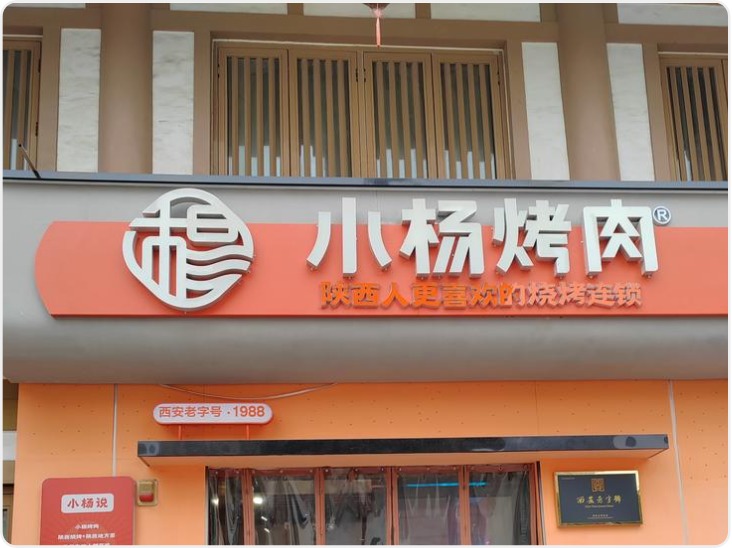 55岁女工上班时摔倒陷“病危” 家属称曾32天上“晚班”下班均在凌晨两点以后