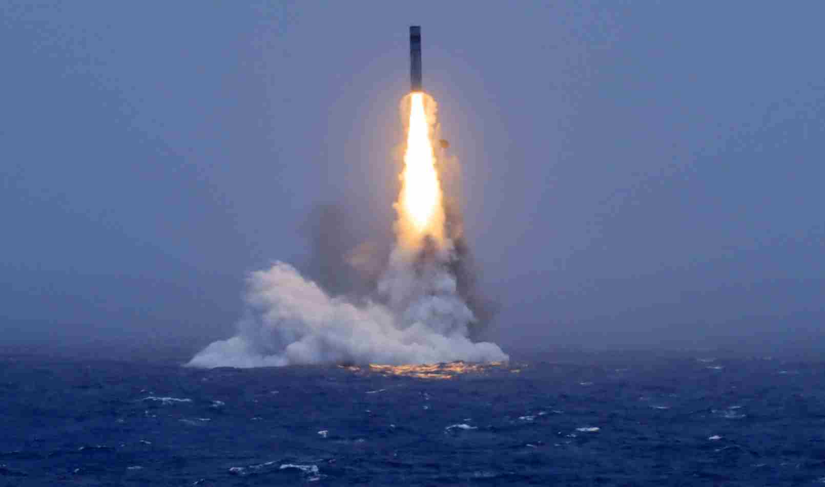 发射升空画面公布！中国海军成功组织潜射战略导弹试射