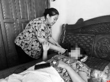 54岁校车工作人员被卷入车底 如今卧床不起该咋办？