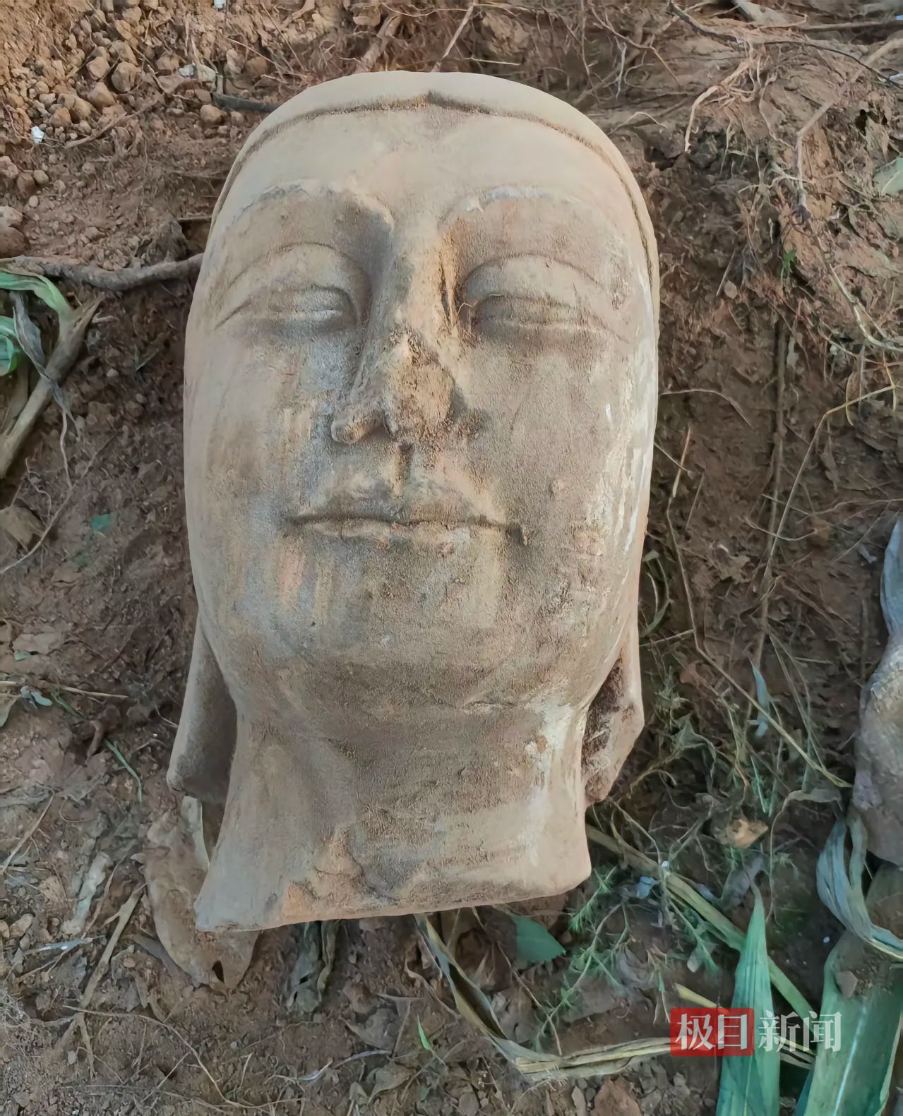 山西一村民在养猪场附近挖出1400年前佛首