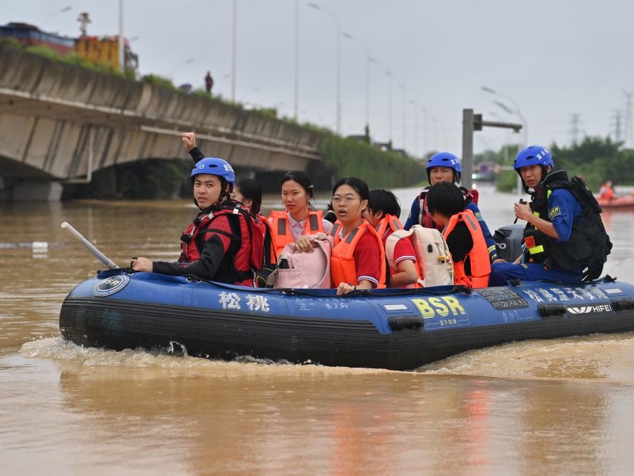 广西多地遭遇持续性极端强降雨 记者直击救灾一线