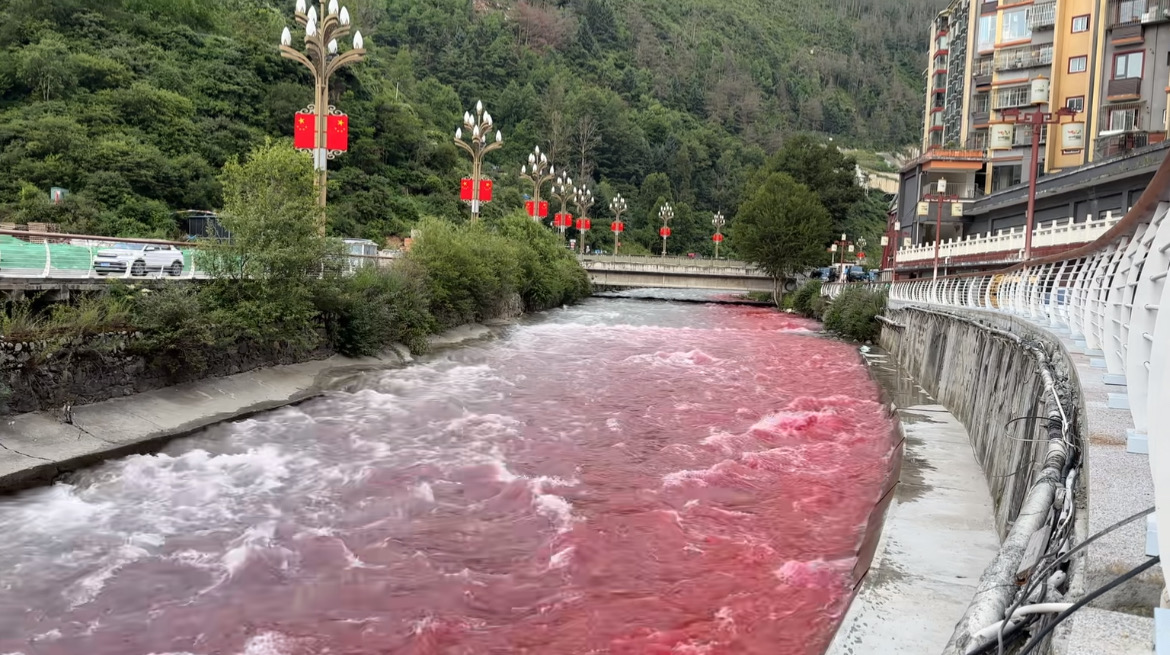 四川康定市一河流水体变红 当地：施工队钻探泥浆水流入河中