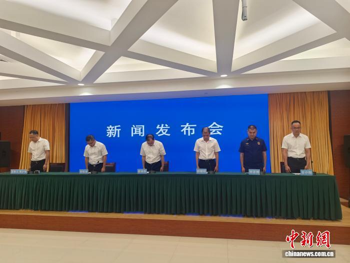 福建晋江一鞋厂火灾事故新闻发布会现场为遇难者默哀