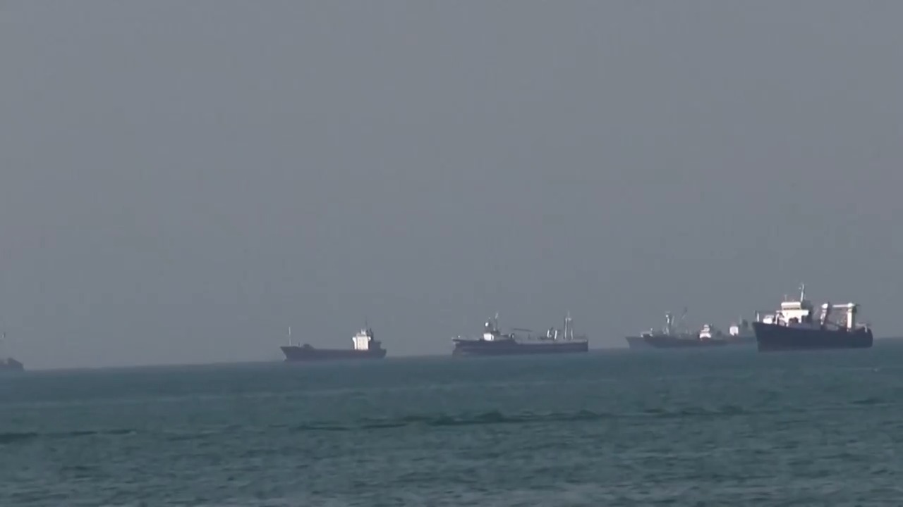 霍尔木兹海峡通航量骤降 几近停滞