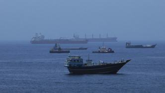 霍尔木兹海峡冲突再起：美军打击伊朗多地 海湾国家遇袭