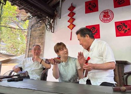 感知幸福中国陕西行丨在袁家村体验传统民俗 俄罗斯姑娘感叹“太赞了”