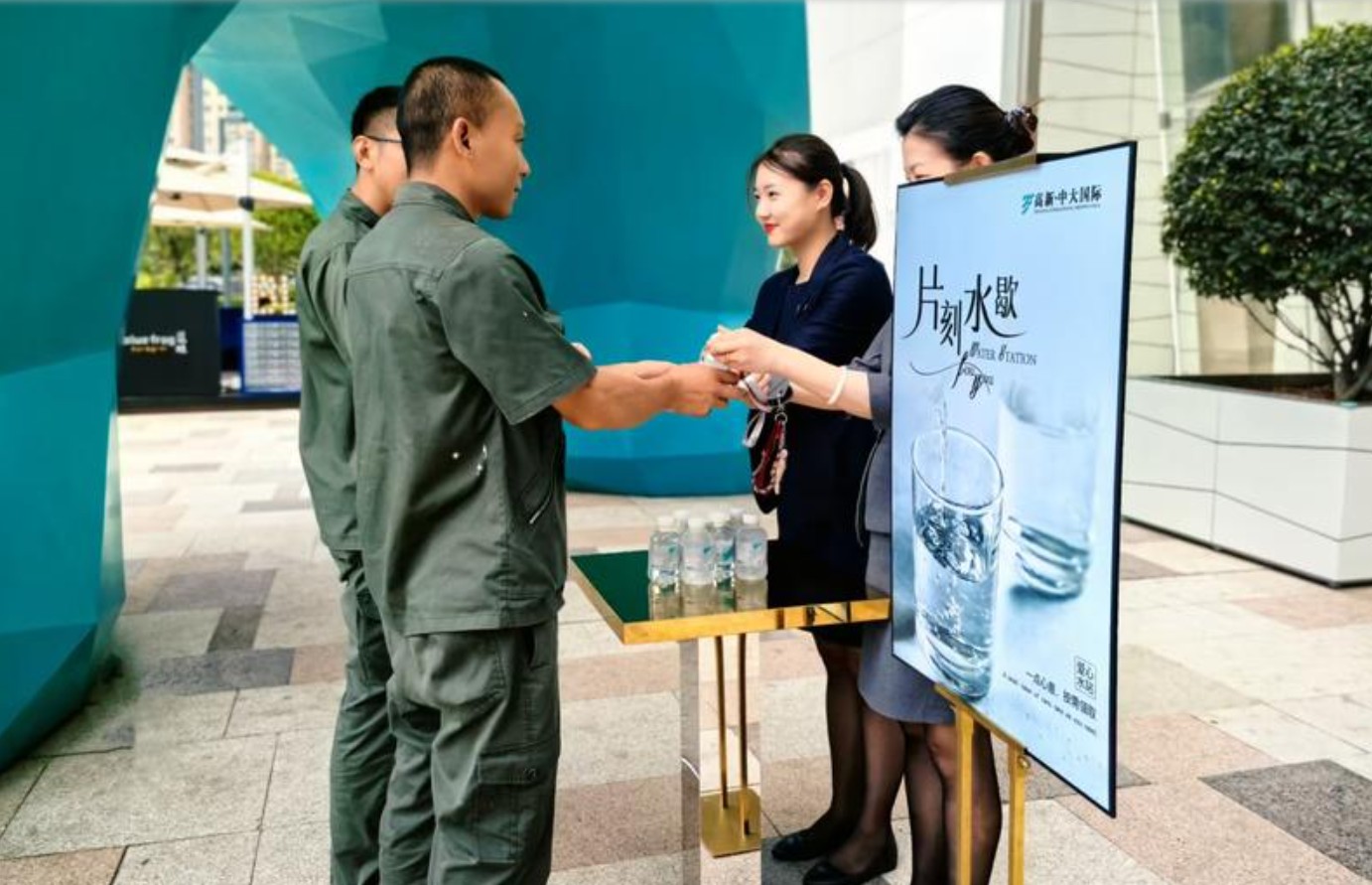响应华商报“为户外工作者送清凉”倡议 有商场、银行、美团加入