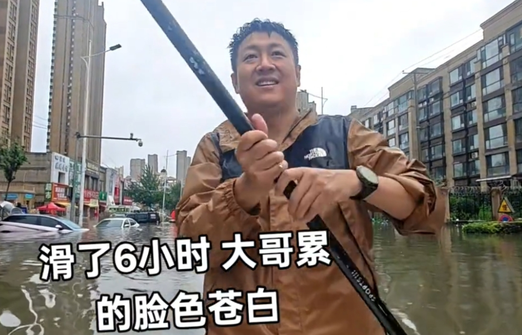 沈阳男子跪划6个小时桨板转运被困市民 累到嘴唇发紫