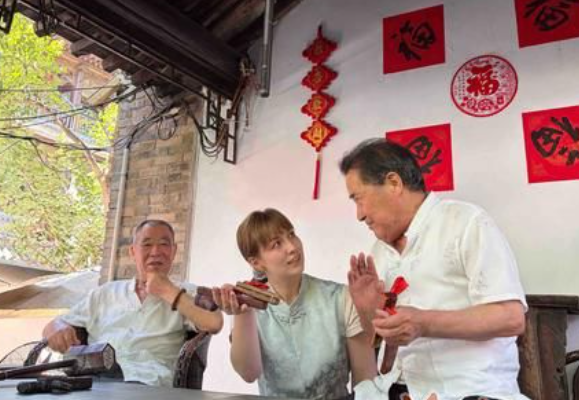 感知幸福中国陕西行丨在袁家村体验传统民俗 俄罗斯姑娘感叹“太赞了”