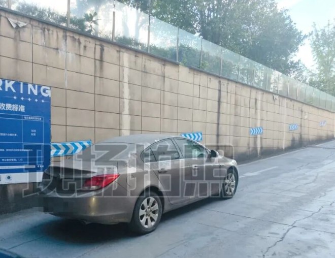 “僵尸车”占位4年不挪 九江警方介入后车主才拖离报废