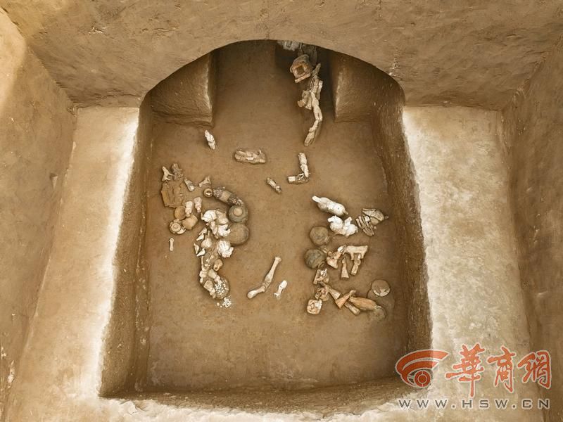 3图三 墓室器物分布(照片).jpg