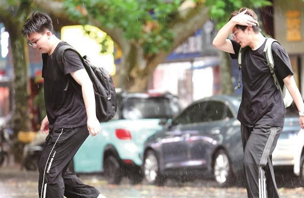 昨日西安局地突降暴雨 这一“下”凉多了
