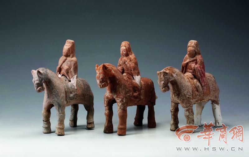 图十五_骑马笼冠吹奏俑合照.jpg 图十五_骑马笼冠吹奏俑合照.jpg