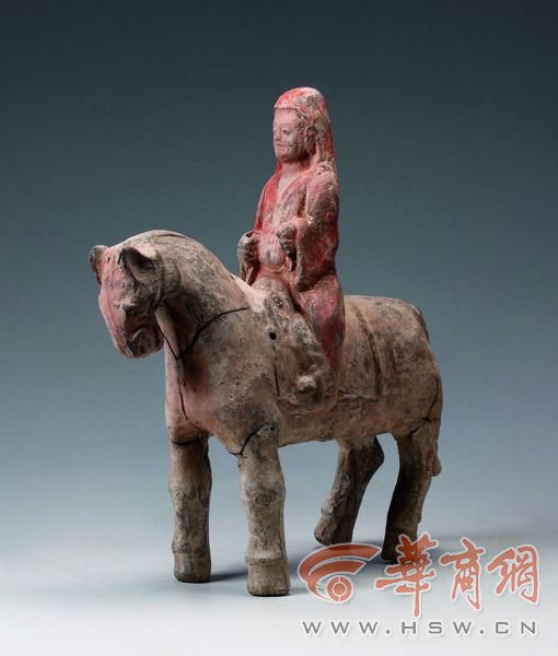 图十四:1_骑马风帽击鼓俑_M8036∶44.jpg