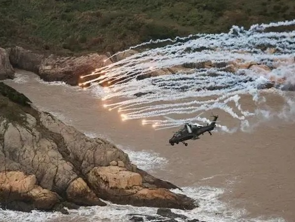 迅疾出击！一组图感受跨昼夜海上战术实弹射击训练高燃瞬间