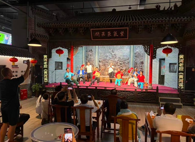 感知幸福中国陕西行|老腔的唱词和唱法太接地气了 外籍友人还想拜师学习华山戏法