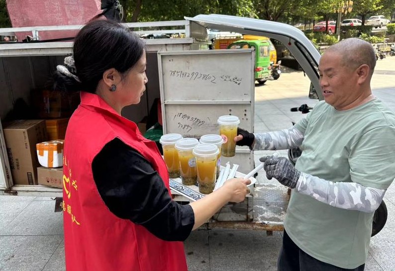 “送清凉”继续 社区自制绿豆汤送给户外工作者