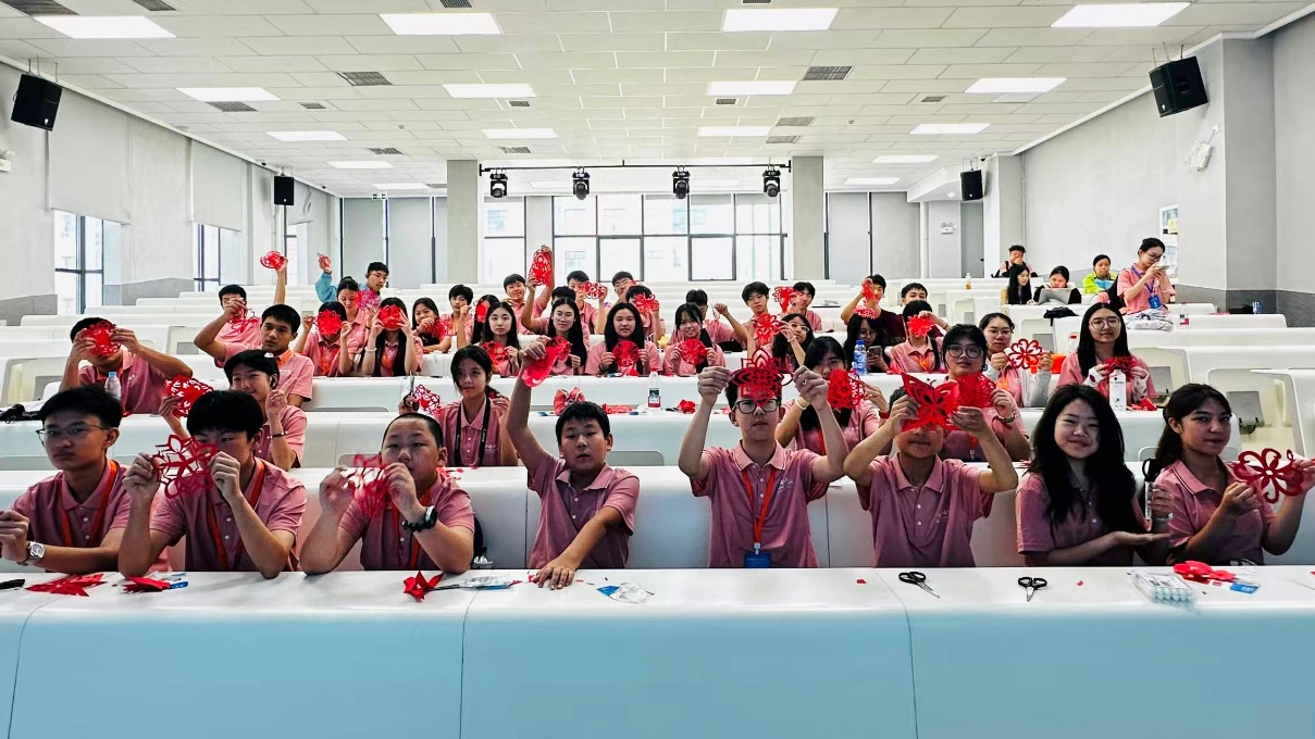 纸间留秦韵 垄上寻根脉——“相聚长安 侨见未来”2026夏令营体验非遗与劳动课