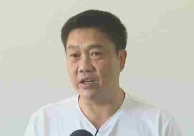开奔驰的总监亲自上门换保险 男子：当时像被下了药一样