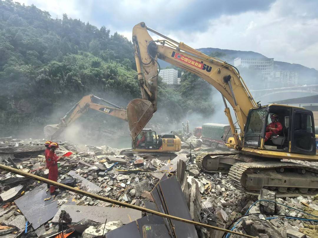 直击重庆彭水山体崩塌现场救援：已致8人遇难 34人失联