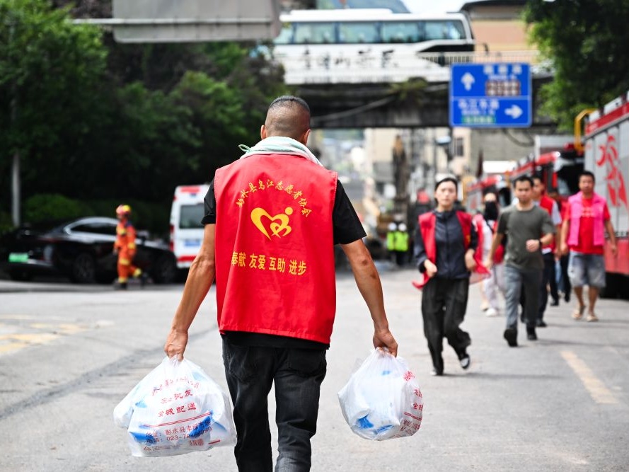 微光汇暖流 爱心力量温暖重庆彭水县崩塌灾害救援现场