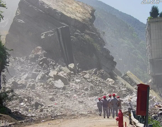 重庆彭水山体崩塌孤石爆破作业首爆成功