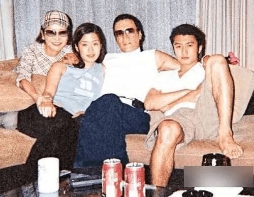 前妻狄波拉在谢贤去世后现身，双眼明显红肿，回应葬礼安排表示“暂时不方便讲”