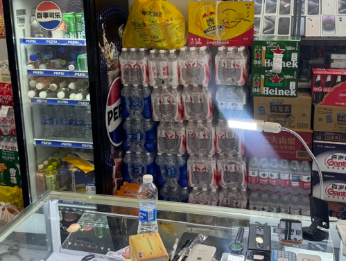 数码店帮孤独症男孩捡瓶子 网友纷纷送水 店主：没位置放了