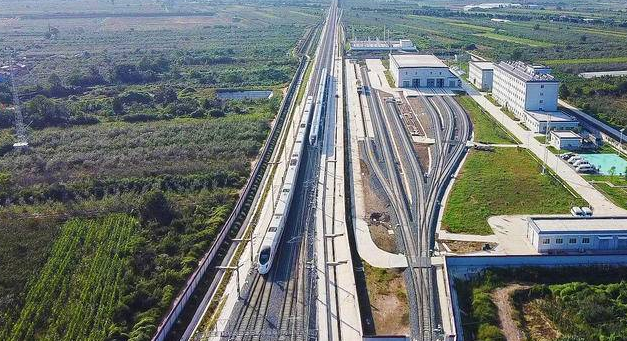 国家铁路局： 加快贯通“八纵八横”高铁主通道