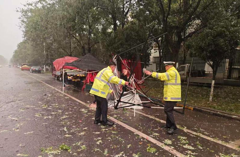 鄠邑公安暴雨中逆行守护群众出行平安