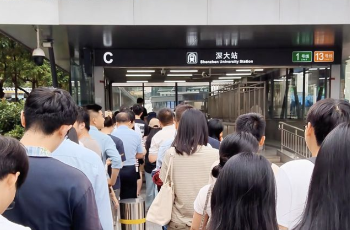 深圳地铁安检升级排队引热议：有乘客排队30分钟才进站