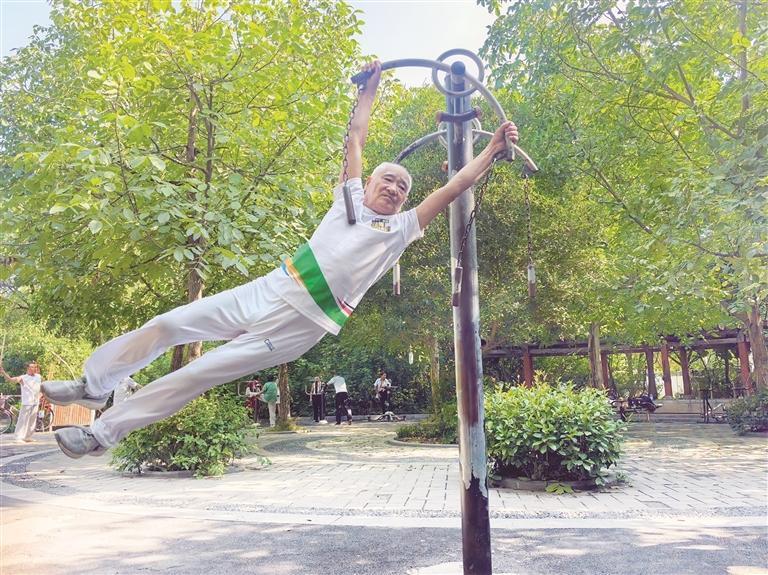 玩倒立、做公益、教诵读……活力老人好精彩