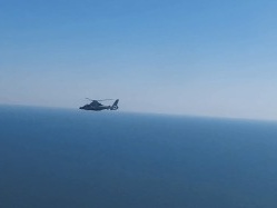 东部战区海军某部组织舰载直升机实弹射击及海上着舰训练