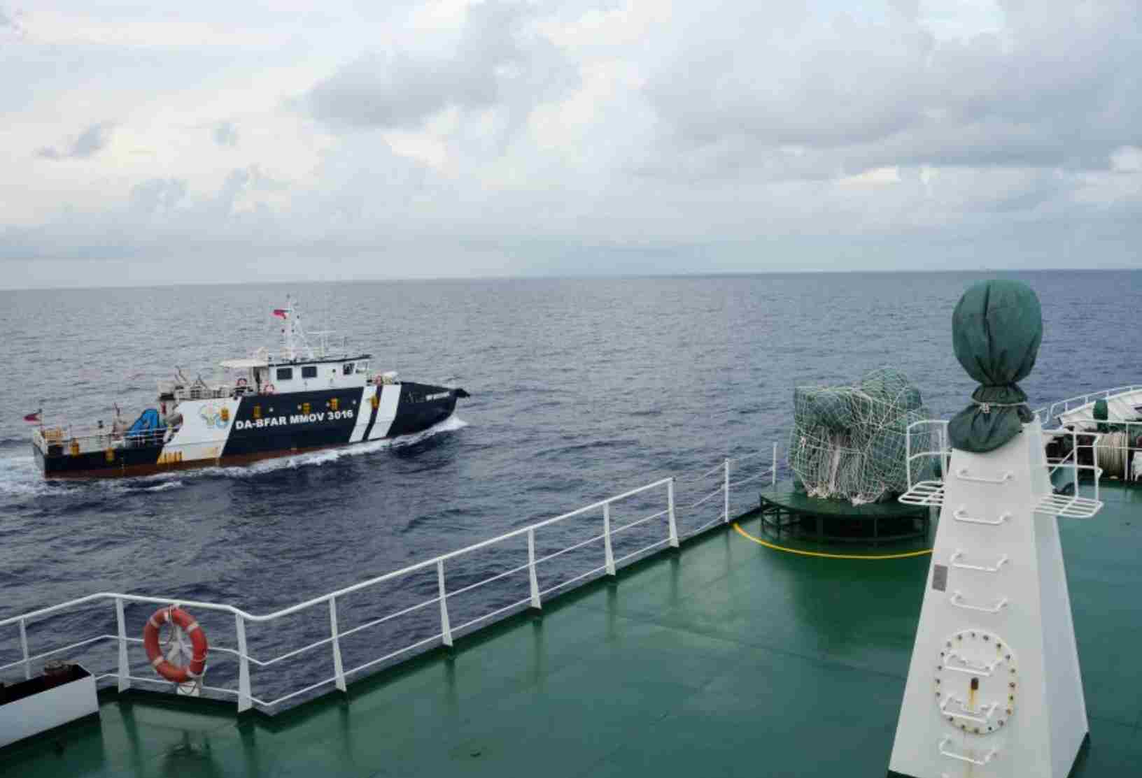 多艘菲律宾非法活动船只、飞机侵闯我黄岩岛管辖海域