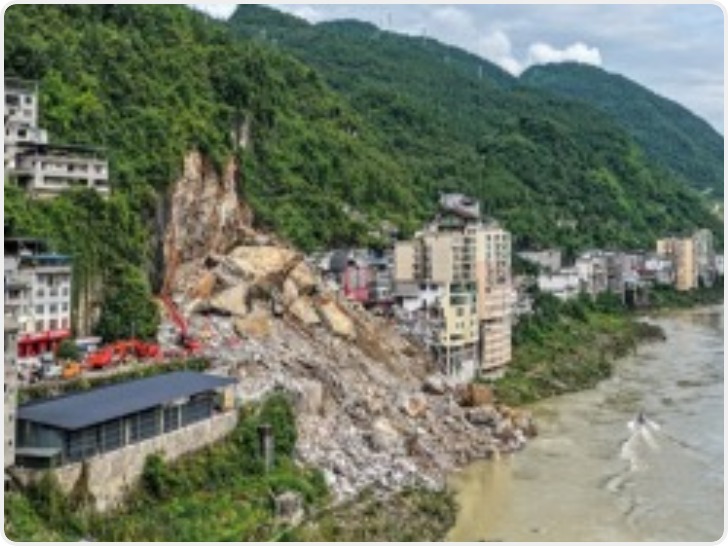 重庆彭水山体崩塌现场找到的中巴内发现遗骸 正检测DNA