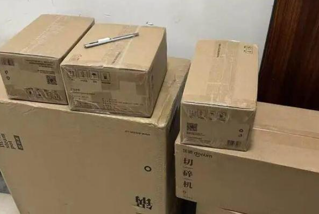  门口纸箱被拿走差点损失2500元 女子称要向老人“开战”
