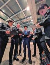 “不要再从政了!”日本防卫大臣“救灾宣传照”被批