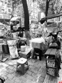 西安部分路段占道影响通行 相关部门已逐一整改