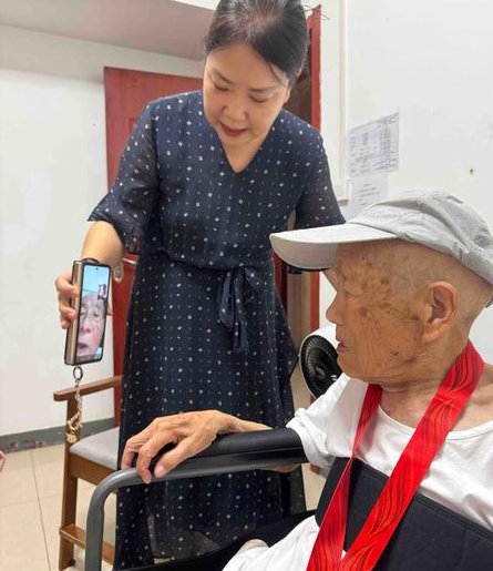 通过《华商报》一篇报道 2位加起来快200岁的老人云见面了！