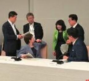 “不要再从政了!”日本防卫大臣“救灾宣传照”被批