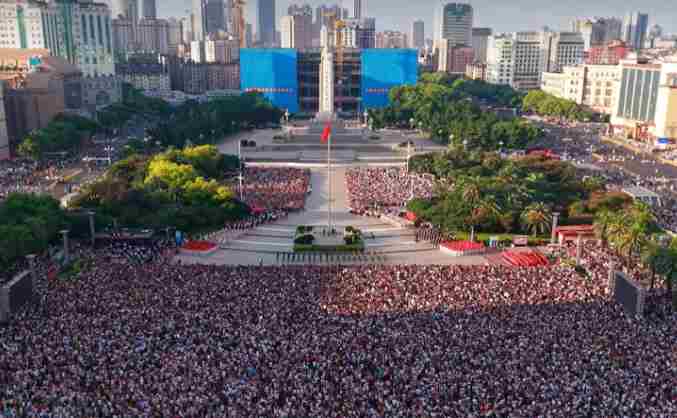 10万人南昌八一广场观看升旗 建军百年将有更多期待