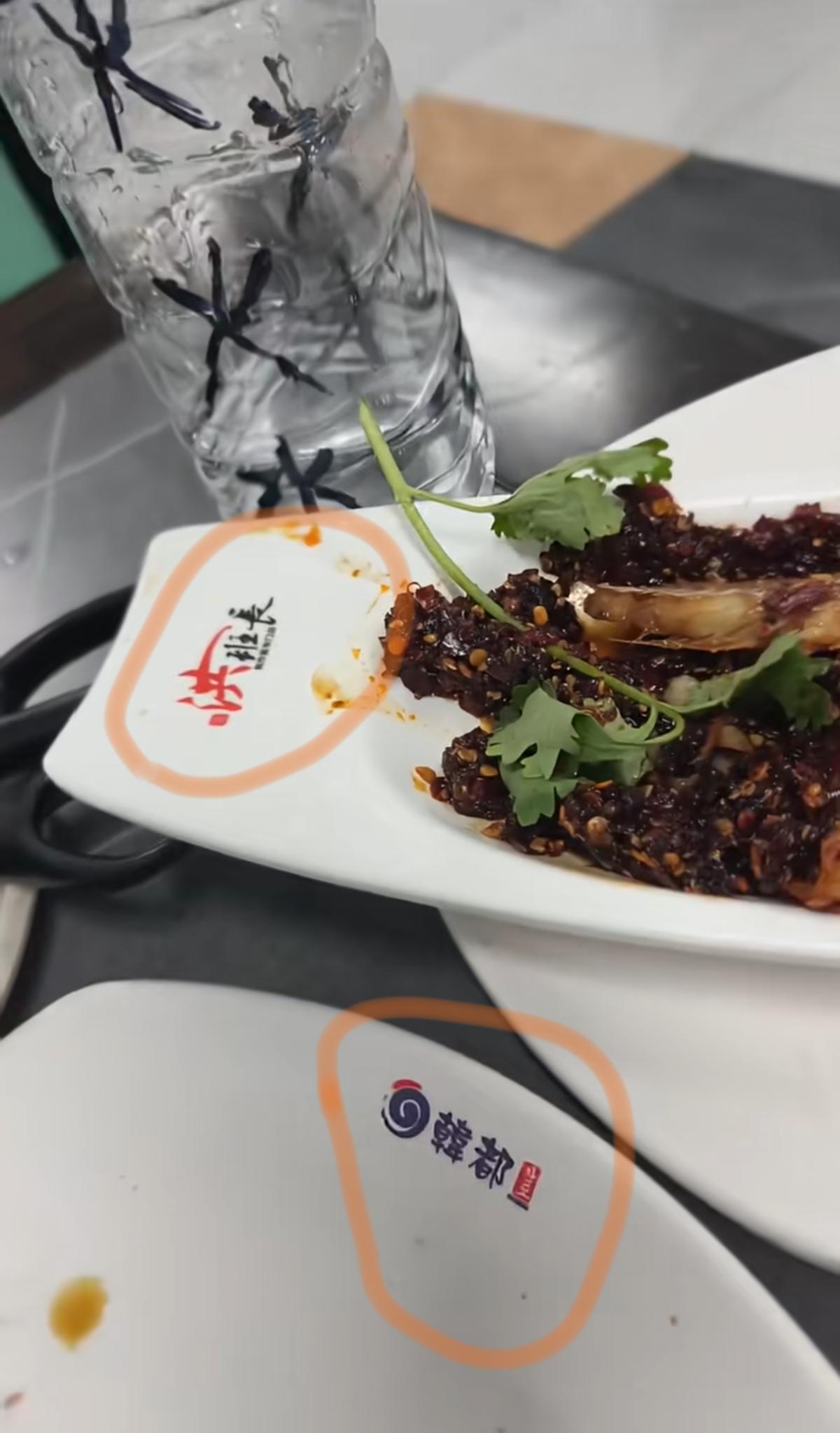 抚顺一餐馆餐具印有不同店名logo 店方系从二手市场购入