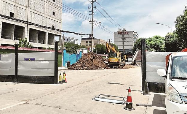 杨陵区一处路面塌陷 目前正在加紧修复