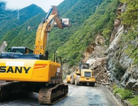 陕西周至108国道突发山体滑坡 一辆白车要闯过被紧急劝阻