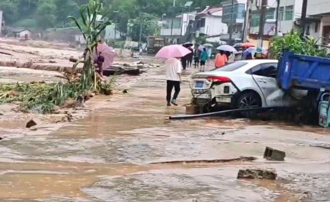 陕西柞水遭遇大暴雨 五千余户群众已紧急转移安置