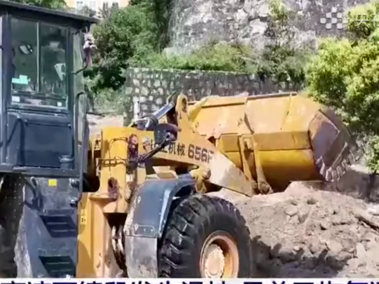 包茂高速西镇段发生滑坡 目前已恢复通行