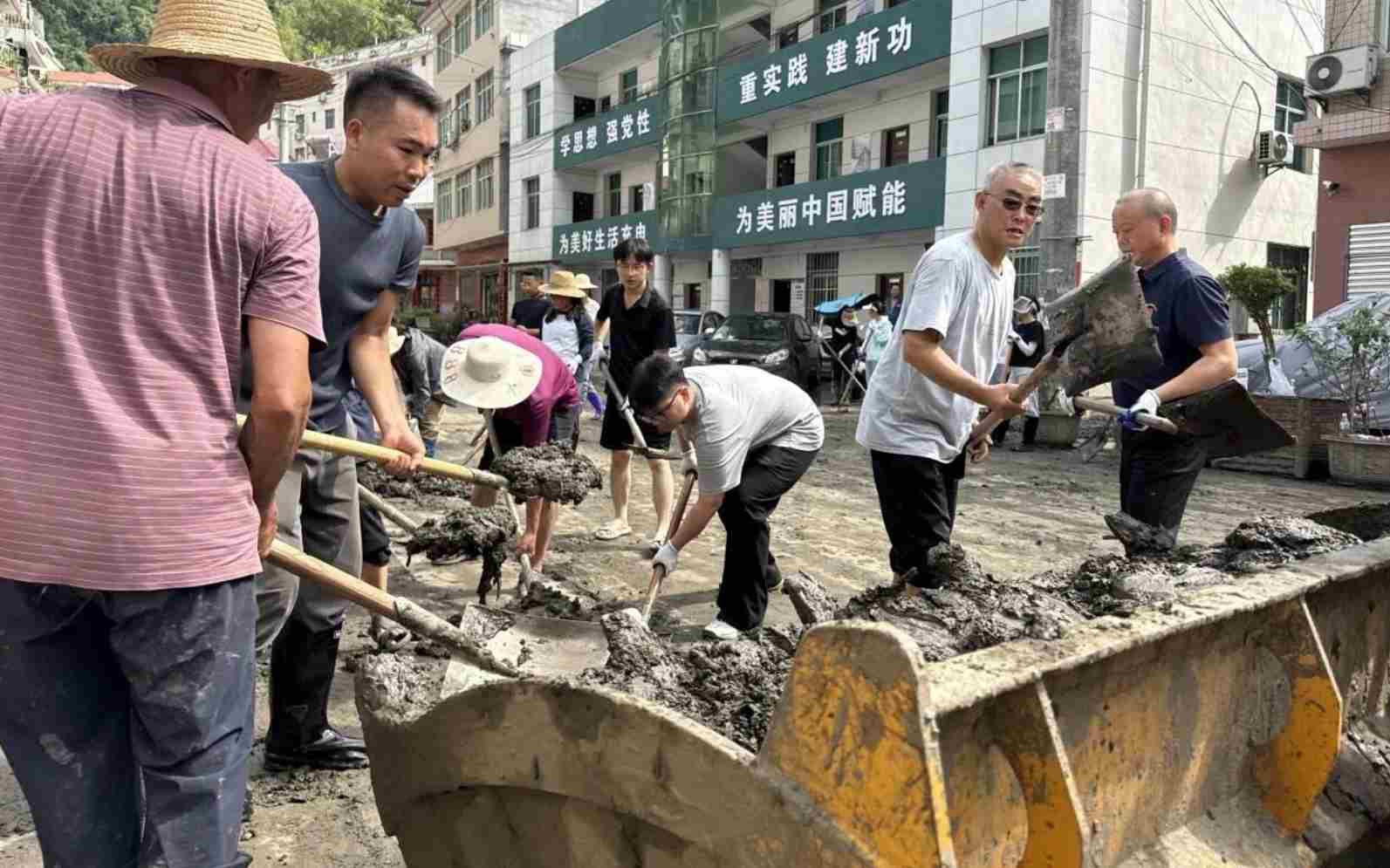 切换自救模式！安康旬阳开展汛后清淤消杀